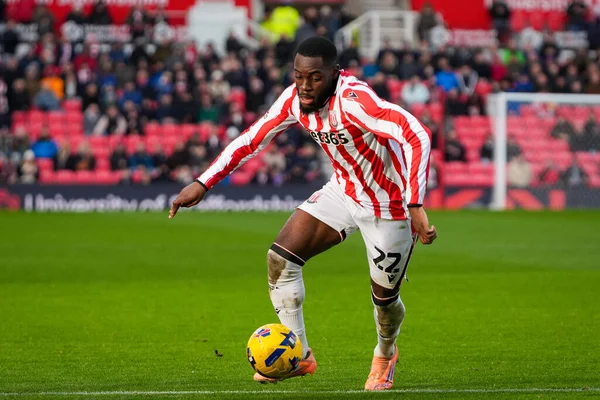 Stoke City 'li Junior Tchamadeu, Stoke City ile Swansea City arasındaki 13 Aralık 2025' te oynanan Bet365 Stadyumu karşılaşmasında topu kontrol ediyor.