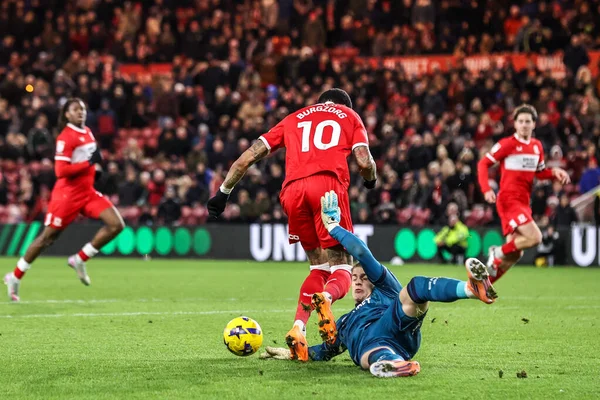 Queens Park Rangers kalecisi Paul Nardi, Middlesbrough, Middlesbrough, İngiltere 'deki Riverside Stadyumu' nda oynanan Middlesbrough-Queens Park Rangers maçında Middlesbrough 'lu Delano Burgzorg' un ayağından topu alıyor.