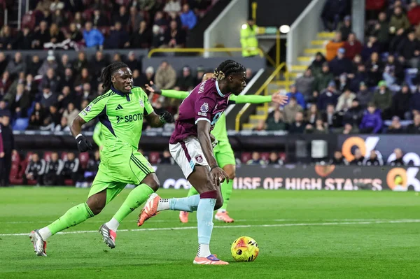 Burnley 'den Lesley Ugochukwu Premier Lig maçında 1-1 öne geçiyor Burnley Fulham' a karşı Turf Moor, Burnley, İngiltere, 13 Aralık 2025