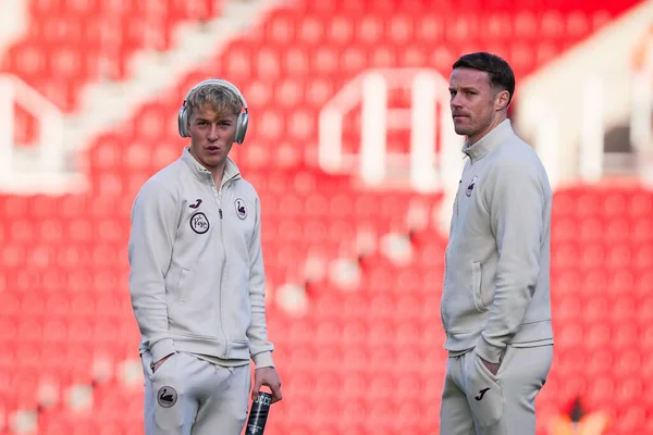 Swansea City 'den Melker Widell, Stoke City ile Swansea City arasındaki 13 Aralık 2025' te oynanan Bet365 Stadyumu Gökyüzü İddia Şampiyonası maçında sahada teftiş ediyor.