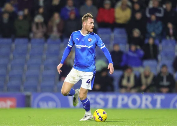Chesterfield takımından Tom Naylor, 13 Aralık 2025 'te SMH Group Stadyumu' nda oynanan 2.