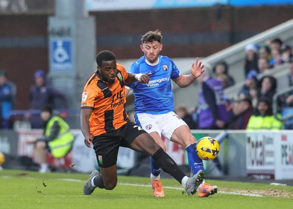 Barnet 'ten Nnamdi Ofoborh, Chesterfield' li Lee Bonis 'i 13 Aralık 2025' te SMH Group Stadyumu 'nda oynanan 2.