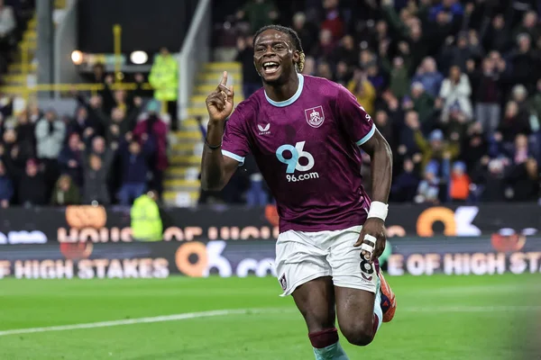 Burnley takımından Lesley Ugochukwu, 13 Aralık 2025 tarihinde Burnley ile Fulham arasında oynanan Premier Lig maçında 1-1 kazanma hedefini kutluyor.
