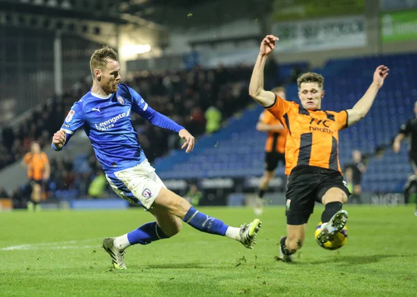 Chesterfield takımından Tom Naylor, 13 Aralık 2025 'te İngiltere' nin Chesterfield şehrinde oynanan SMH Group Stadyumu 'nda oynanan 2.