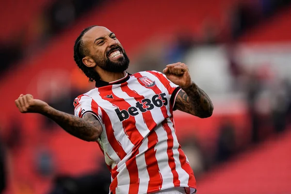Stoke City 'den Sorba Thomas, Stoke City ile Swansea City arasındaki 13 Aralık 2025' te oynanan Bet365 Stadyumu karşılaşmasında takımının 2-1 kazanmasını kutluyor.