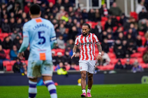 Stoke City takımından Sorba Thomas, Stoke City ile Swansea City arasındaki 13 Aralık 2025 'te oynanan Bet365 Stadyumu karşılaşmasında takım arkadaşlarını sakinleştirdi.