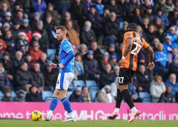 Chesterfield takımından Tom Naylor, 13 Aralık 2025 'te İngiltere' nin Chesterfield kentinde oynanan SMH Group Stadyumu 'nda oynanan 2.