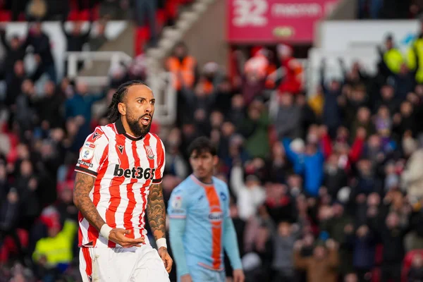 Stoke City 'den Sorba Thomas, Stoke City ile Swansea City arasındaki 13 Aralık 2025' te oynanan Bet365 Stadyumu 'nda oynanan Sky Bet Şampiyonası maçında 2-0' lık galibiyetini kutluyor.