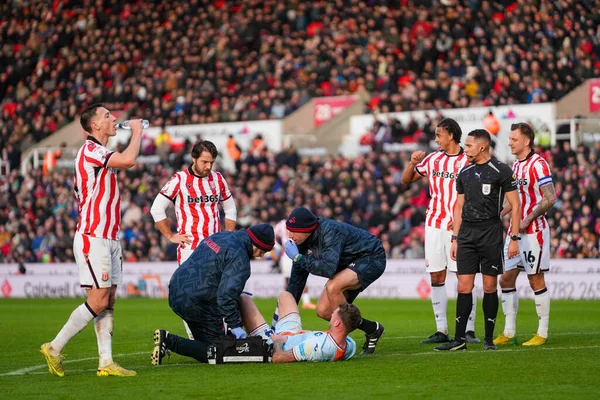 Swansea City 'den Jay Fulton, Stoke City oyuncularının Stoke City ile Swansea City arasındaki 13 Aralık 2025' te oynanan Bet365 Stadyumu 'nda oynanan Gökyüzü İddia Şampiyonası maçına bakarken sahada tedavi görüyor.