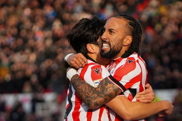 Stoke City 'den Sorba Thomas, Stoke City' den Bae Jun-Ho ile 13 Aralık 2025 'te Stoke City' nin Bet365 Stadyumu 'nda oynanan Sky Bet Şampiyonası maçında 2-0' lık galibiyetini kutluyor.