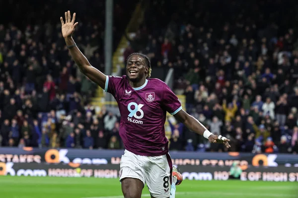 Burnley takımından Lesley Ugochukwu, 13 Aralık 2025 tarihinde Burnley ile Fulham arasında oynanan Premier Lig maçında 1-1 kazanma hedefini kutluyor.