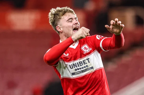 Middlesbrough 'dan Tommy Conway, Middlesbrough, Birleşik Krallık' taki Riverside Stadyumu 'nda oynanan Middlesbrough-Queens Park Rangers maçında taraftarlarıyla galibiyeti kutluyor.