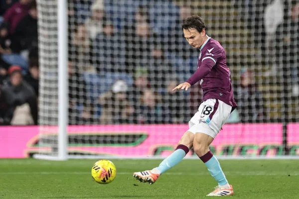 Burnley 'den Hjalmar Ekdal, 13 Aralık 2025' te Burnley ile Fulham arasında oynanan Premier Lig maçında pas attı.