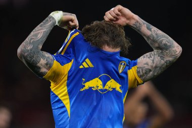 Leeds United takımından Joe Rodon, Premier League maçında Brentford 'a karşı Leeds United' ın 14 Aralık 2025 'te Londra' daki The Gtech Community Stadyumu 'nda taraftarlarına tişört verdi.