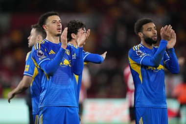 Leeds United oyuncuları 14 Aralık 2025 'te Londra' daki Gtech Community Stadyumu 'nda oynanan Premier League maçında Brentford-Leeds United maçında desteklerini alkış yağmuruna tuttular.