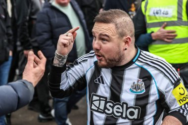 Bir Newcastle taraftarı Sunderland taraftarlarıyla karşı karşıya gelir ve Premier League maçı sırasında Sunderland - Newcastle United Stadyumu, Sunderland, İngiltere, 14 Aralık 2025 'te oynanan karşılaşmada polis tarafından itilir.