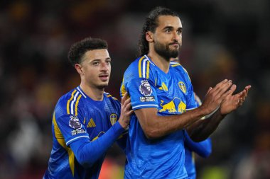 Leeds United 'dan Ethan Ampadu, Premier League karşılaşmasında Londra, İngiltere' deki Gtech Community Stadyumu 'nda 14 Aralık 2025' te oynanan Brentford vs Leeds United maçında Leeds United 'tan Dominic Calvert-Lewin' i son dakika desteğiyle kutlamaya zorladı.