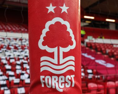 İngiltere 'nin Nottingham şehrinde 14 Aralık 2025' te oynanan Premier Lig maçında Nottingham Forest Tottenham Hotspur 'a karşı kale direği savunucusu.