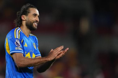 Leeds United 'dan Dominic Calvert-Lewin, 14 Aralık 2025' te Gtech Community Stadyumu 'nda oynanan Premier Lig karşılaşmasında Brentford - Leeds United maçında tam zamanlı bir gülümsemeyle desteği alkışlıyor.