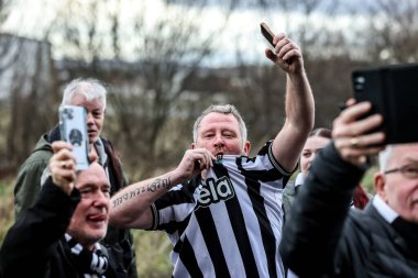 Newcastle taraftarları, 14 Aralık 2025 'te İngiltere' nin Sunderland şehrinde oynanan Premier League maçı sırasında Sunderland - Newcastle United maçında polis eşliğinde uzak mesafeye götürülüyor.