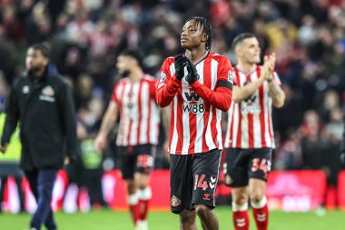 Sunderland 'dan Romaine Mundle, Premier League maçından sonra İngiltere' nin Sunderland kentinde oynanan Sunderland-Newcastle United maçında taraftarları alkışlıyor.