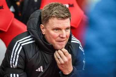 Newcastle United takımının teknik direktörü Eddie Howe, 14 Aralık 2025 'te İngiltere' nin Sunderland-Newcastle United stadyumunda oynanan Premier League maçında tepki gösterdi.