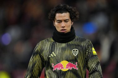 Leeds United takımından Ao Tanaka Premier Lig karşılaşması öncesinde Gtech Community Stadyumu 'nda Brentford-Leeds United maçında ısınıyor.