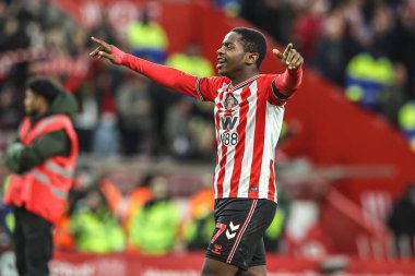 Sunderland 'dan Noah Sadiki, 14 Aralık 2025' te İngiltere 'nin Sunderland kentinde oynanan Premier League karşılaşmasında taraftarları alkışlıyor.