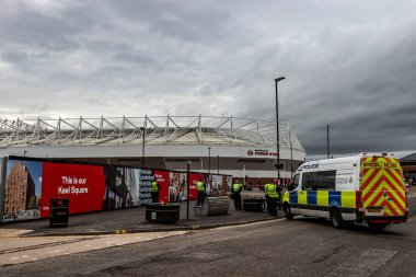 Polis, 14 Aralık 2025 'te İngiltere' nin Sunderland-Newcastle United stadyumunda oynanan Premier League karşılaşmasında taraftarların gelişine hazırlanıyor.
