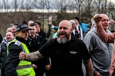 Newcastle taraftarları, 14 Aralık 2025 'te İngiltere' nin Sunderland şehrinde oynanan Premier League maçı sırasında Sunderland - Newcastle United maçında polis eşliğinde uzak mesafeye götürülüyor.