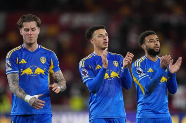 Leeds United oyuncuları 14 Aralık 2025 'te Londra' daki Gtech Community Stadyumu 'nda oynanan Premier League maçında Brentford-Leeds United maçında desteklerini alkış yağmuruna tuttular.