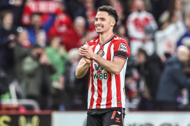Sunderland 'dan Chemsdine Talbi, 14 Aralık 2025' te İngiltere 'nin Sunderland kentinde oynanan Premier League karşılaşmasında taraftarları alkışlıyor.