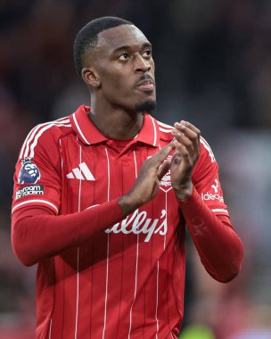 Nottingham Ormanı 'ndan Callum Hudson-Odoi, İngiltere' nin Nottingham şehrinde 14 Aralık 2025 'te oynanan Premier League maçında Nottingham Forest Tottenham Hotspur' a karşı oynadığı maçın ardından taraftarları alkışlıyor.