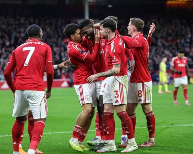 Nottingham Ormanı 'ndan İbrahim Sangare Premier Lig maçında Nottingham Forest Tottenham Hotspur' a karşı 14 Aralık 2025 'te İngiltere' nin Nottingham şehrinde oynanan maçta takım arkadaşlarıyla 3-0 kazanma hedefini kutluyor.