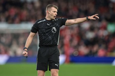 Hakem Sam Barrott Premier Lig maçı sırasında Nottingham Forest Tottenham Hotspur 'a karşı City Ground, Nottingham, İngiltere, 14 Aralık 2025