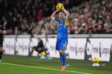 Leeds United takımından Gabriel Gudmundsson Premier League maçında Brentford, Leeds United 'a karşı Gtech Community Stadyumu, Londra, 14 Aralık 2025