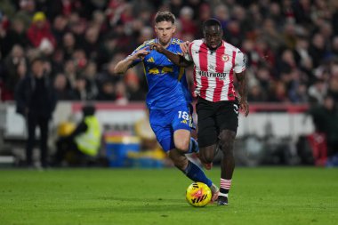 Brentford 'dan Michael Kayode ve Leeds United takımından Anton Stach Premier League maçında Brentford, Leeds United' a karşı Gtech Community Stadyumu, Londra, Birleşik Krallık, 14 Aralık 2025
