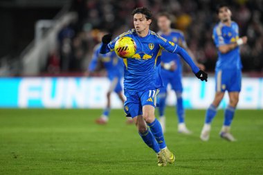 Leeds United takımından Brentford, Leeds United 'a karşı 14 Aralık 2025' te Londra 'daki Gtech Community Stadyumu' nda oynanan Premier League maçında topu sürüyor.