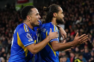 Leeds United 'dan Noah Okafor, Premier League karşılaşmasında Leeds United' tan Dominic Calvert-Lewin ile birlikte Londra, İngiltere 'deki Gtech Community Stadyumu' nda Brentford-Leeds United maçını kutluyor.