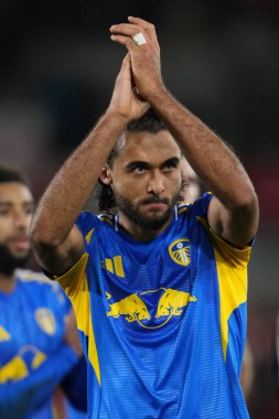 Leeds United takımından Dominic Calvert-Lewin, 14 Aralık 2025 'te Gtech Community Stadyumu' nda oynanan Premier League karşılaşması sırasında aldığı desteği alkışlıyor.