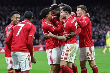 Nottingham Ormanı 'ndan İbrahim Sangare Premier Lig maçında Nottingham Forest Tottenham Hotspur' a karşı 14 Aralık 2025 'te İngiltere' nin Nottingham şehrinde oynanan maçta takım arkadaşlarıyla 3-0 kazanma hedefini kutluyor.