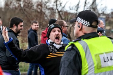 Newcastle taraftarları, 14 Aralık 2025 'te İngiltere' nin Sunderland şehrinde oynanan Premier League maçı sırasında Sunderland - Newcastle United maçında polis eşliğinde uzak mesafeye götürülüyor.