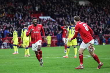 Nottingham Ormanı 'ndan İbrahim Sangare Premier Lig maçında Nottingham Forest Tottenham Hotspur' a karşı 14 Aralık 2025 'te İngiltere' nin Nottingham şehrinde oynanan maçta takım arkadaşlarıyla 3-0 kazanma hedefini kutluyor.