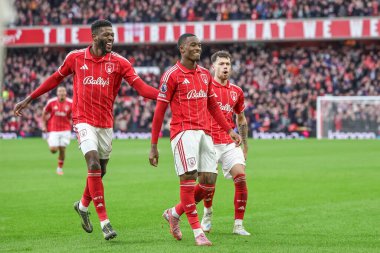 Nottingham Ormanı 'ndan Callum Hudson-Odoi, Premier League maçında Nottingham Forest Tottenham Hotspur' a karşı 14 Aralık 2025 'te Nottingham, İngiltere' de oynanan maçta takım arkadaşlarıyla 2-0 kazanma hedefini kutluyor.
