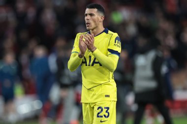 Tottenham Hotspur 'dan Pedro Porro, 14 Aralık 2025' te İngiltere 'nin Nottingham kentinde oynanan Premier League maçında Nottingham Forest Tottenham Hotspur' a karşı oynadığı son düdük sonrasında taraftarları alkışlıyor.