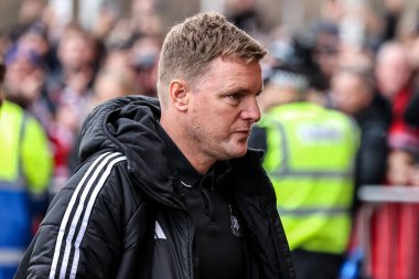 Newcastle United takımının teknik direktörü Eddie Howe, 14 Aralık 2025 'te İngiltere' nin Sunderland-Newcastle United stadyumunda oynanan Premier League maçı sırasında geldi.