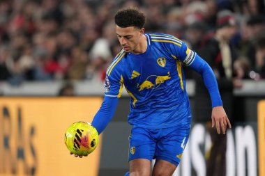 Leeds United takımından Ethan Ampadu Premier League maçında Brentford-Leeds United 'a karşı Gtech Community Stadyumu, Londra, Birleşik Krallık, 14 Aralık 2025