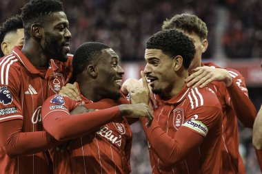 Nottingham Ormanı 'ndan Callum Hudson-Odoi, Premier League maçında Nottingham Forest Tottenham Hotspur' a karşı 14 Aralık 2025 'te Nottingham, İngiltere' de oynanan maçta takım arkadaşlarıyla 2-0 kazanma hedefini kutluyor.