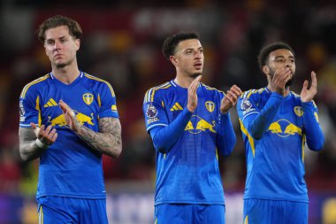 Leeds United 'dan Ethan Ampadu, 14 Aralık 2025' te Gtech Community Stadyumu 'nda oynanan Premier League karşılaşmasında Leeds United' ın diğer oyuncularıyla birlikte aldığı desteği alkışlıyor.