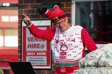 Premier Lig maçında Nottingham Forest, Tottenham Hotspur 'a karşı City Ground, Nottingham, İngiltere' de 14 Aralık 2025 'te oynadığı maçta, Orman Noel atlayıcısı kıyafeti giymiş bir DJ müzik çalıyor.